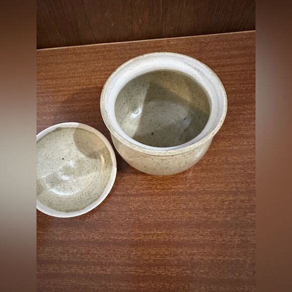 Handmade vintage - Ceramic Lidded Jar with Leaf Handle - Picture 5 of 7